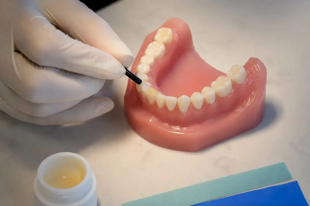 Applying fluoride varnish after enamel polishing